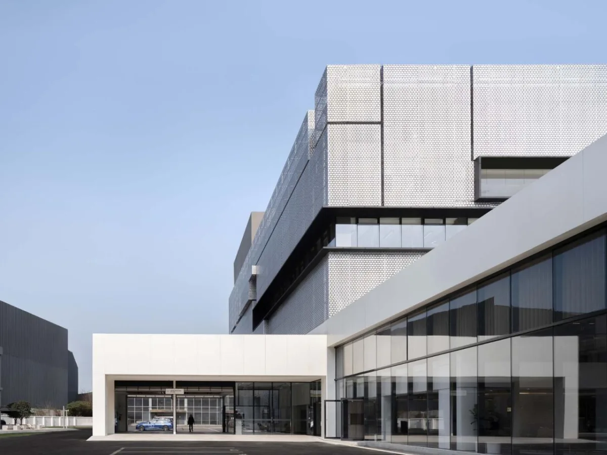 BIM建筑|成都BMW宝马体验中心 / 朱海博建筑设计事务所