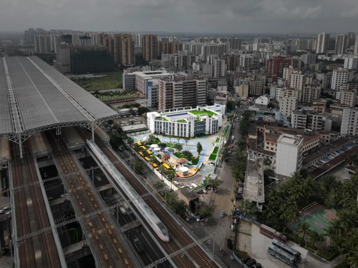 BIM建筑|海口山高幼儿园：一座位于高铁站下的幼儿园,如何征服小朋友 / DIKA新作