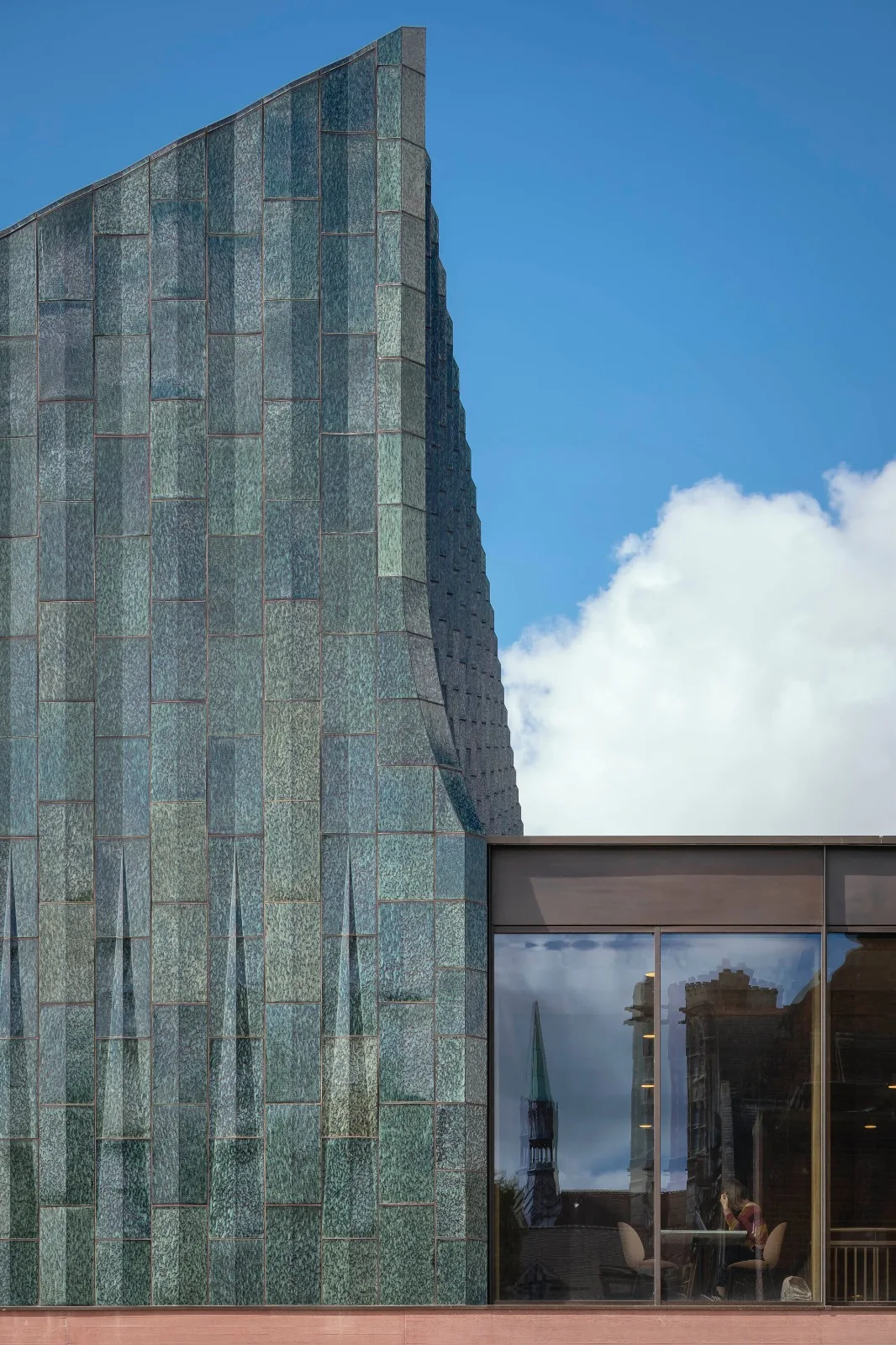 BIM建筑|复古绿釉，剑桥大学食堂 / Feilden Fowles