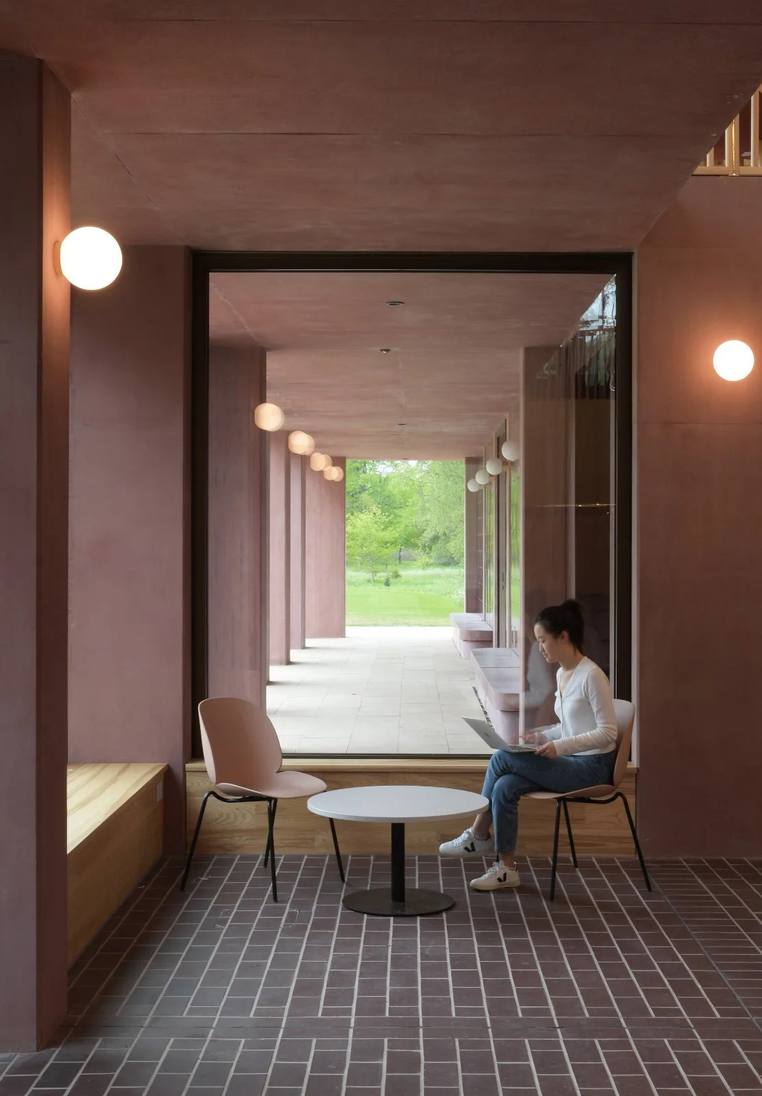 BIM建筑|复古绿釉，剑桥大学食堂 / Feilden Fowles