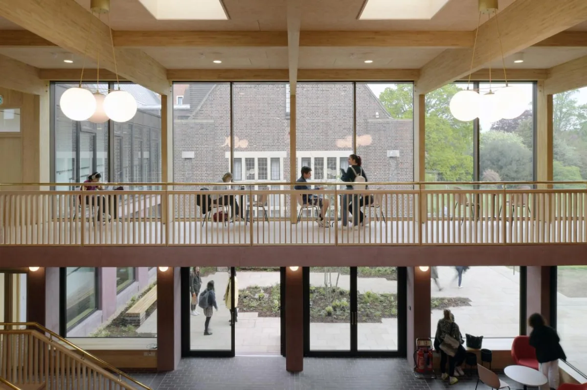 BIM建筑|复古绿釉，剑桥大学食堂 / Feilden Fowles
