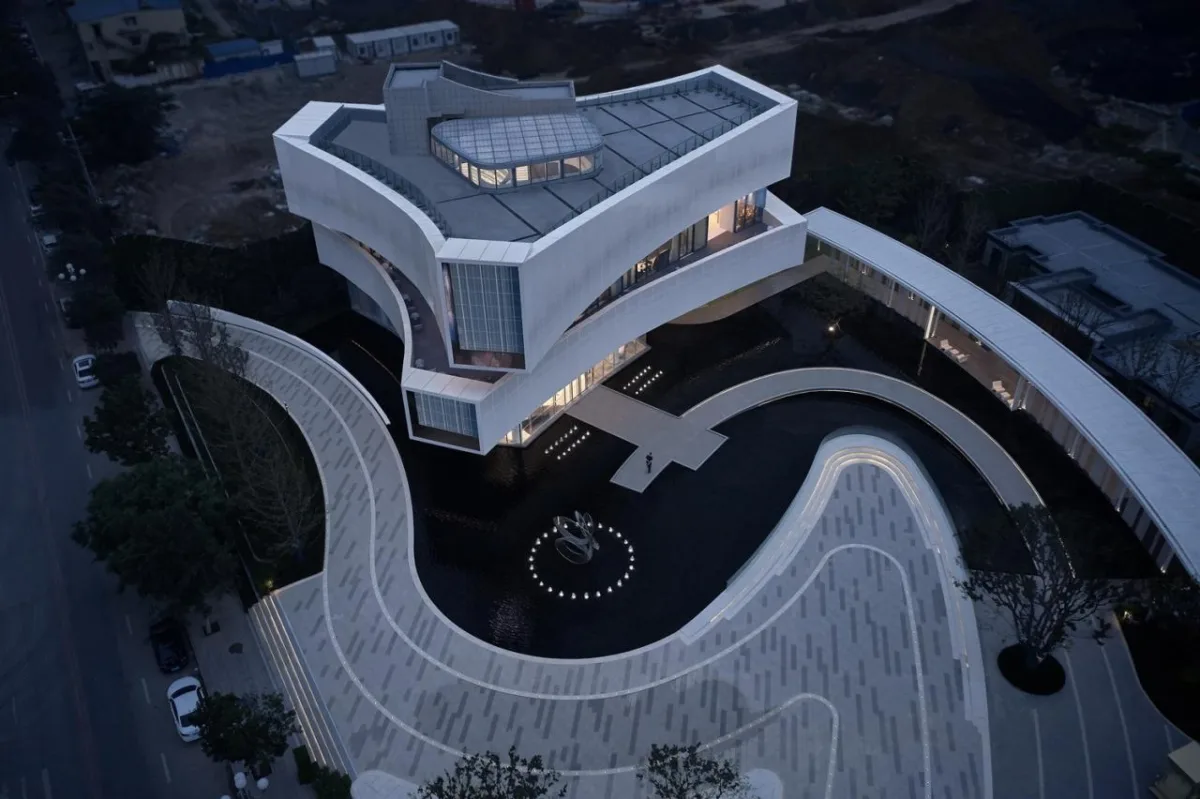 BIM建筑|以可感知温度充盈场所空间：徐州三盛·中城展示中心 / UA尤安设计