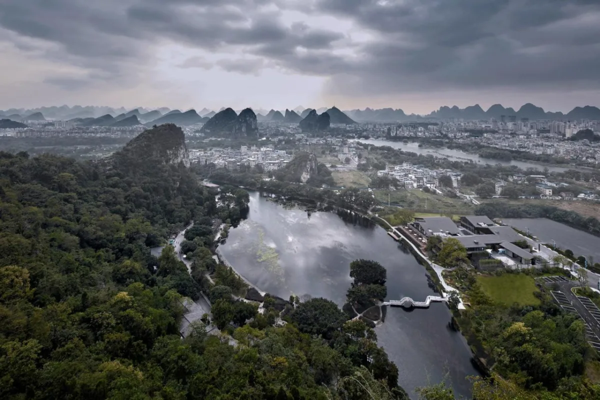 BIM建筑|山水间的“负空间”营造 ——漓江文化旅游度假区塔山会馆 / UA尤安设计
