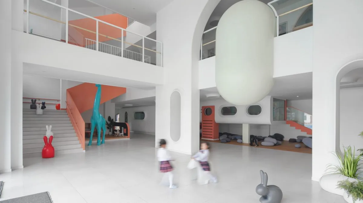 BIM建筑|海口山高幼儿园：一座位于高铁站下的幼儿园,如何征服小朋友 / DIKA新作