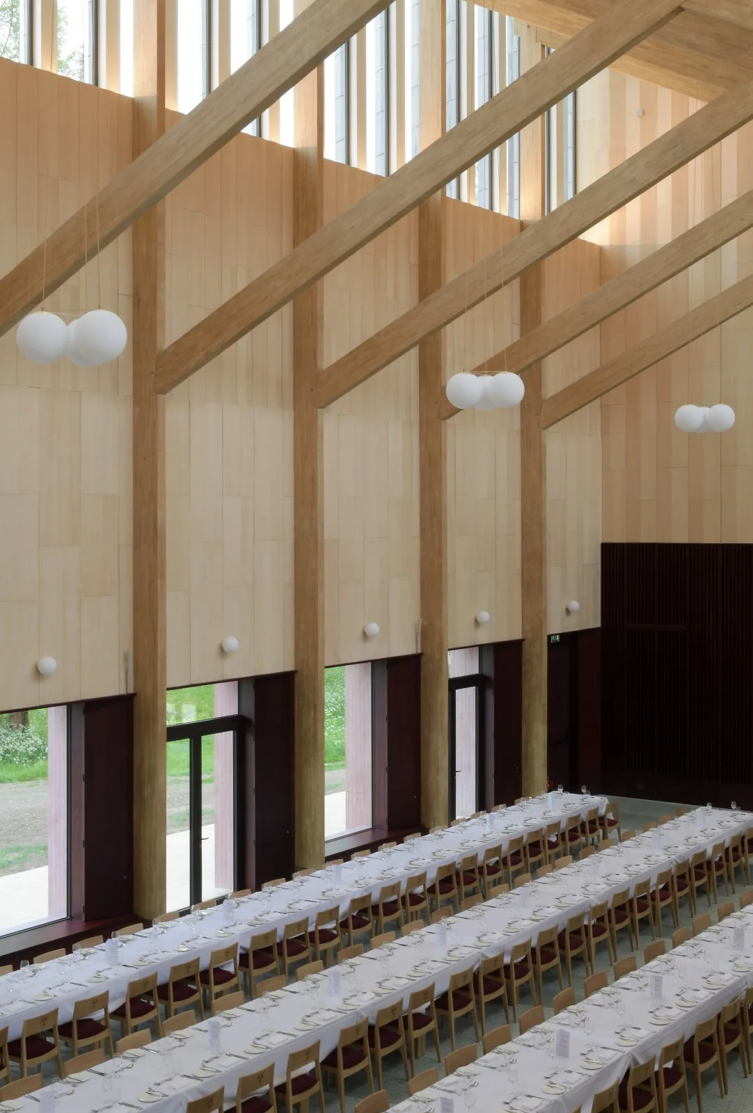 BIM建筑|复古绿釉，剑桥大学食堂 / Feilden Fowles