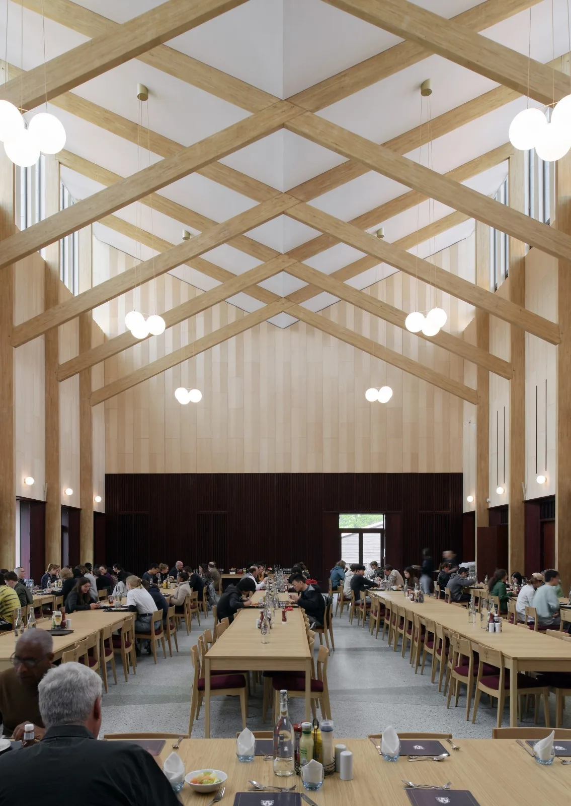 BIM建筑|复古绿釉，剑桥大学食堂 / Feilden Fowles