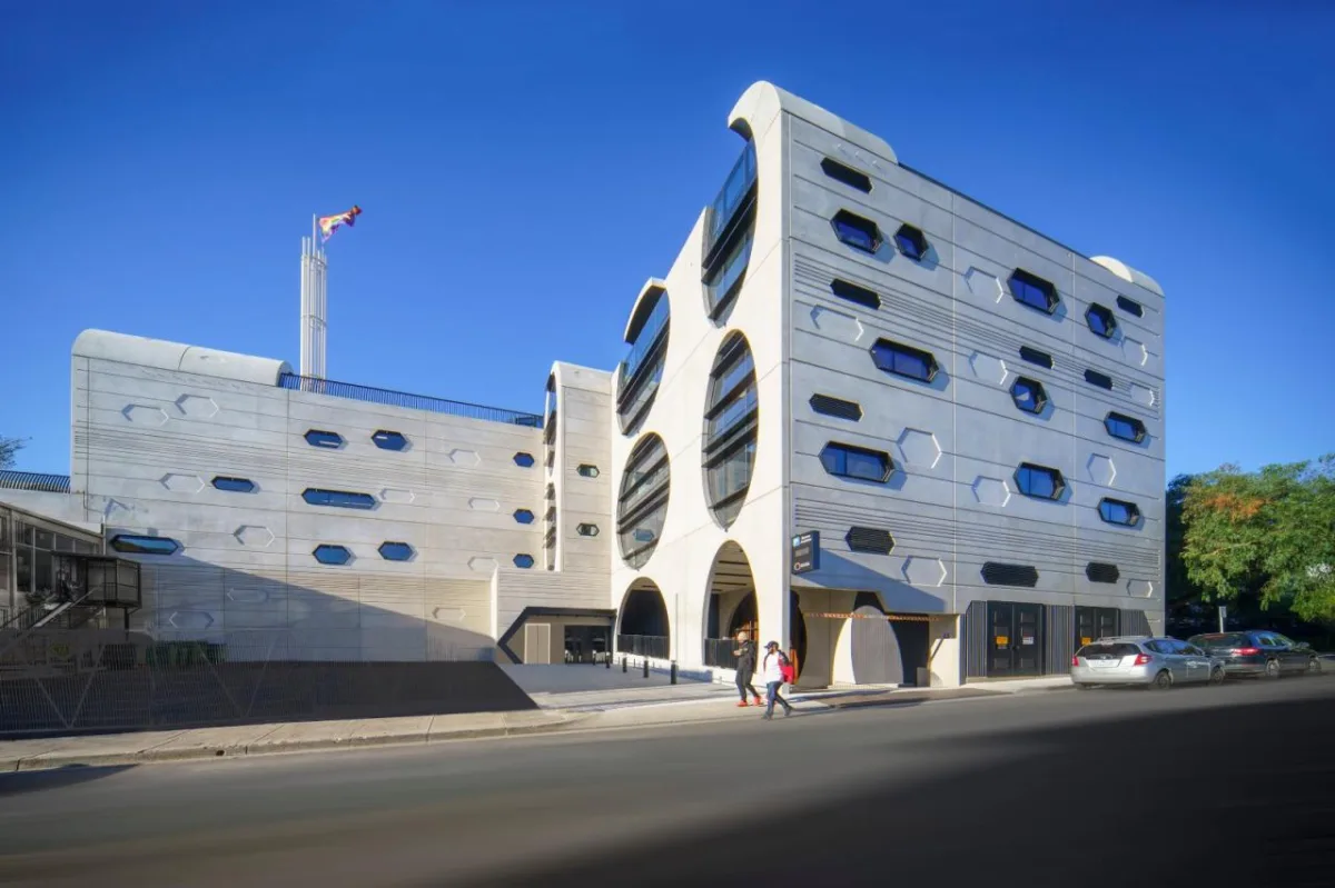 BIM建筑|‘半成品’建筑：圣基尔达，维多利亚傲娇中心 / BAU+Grant Amon