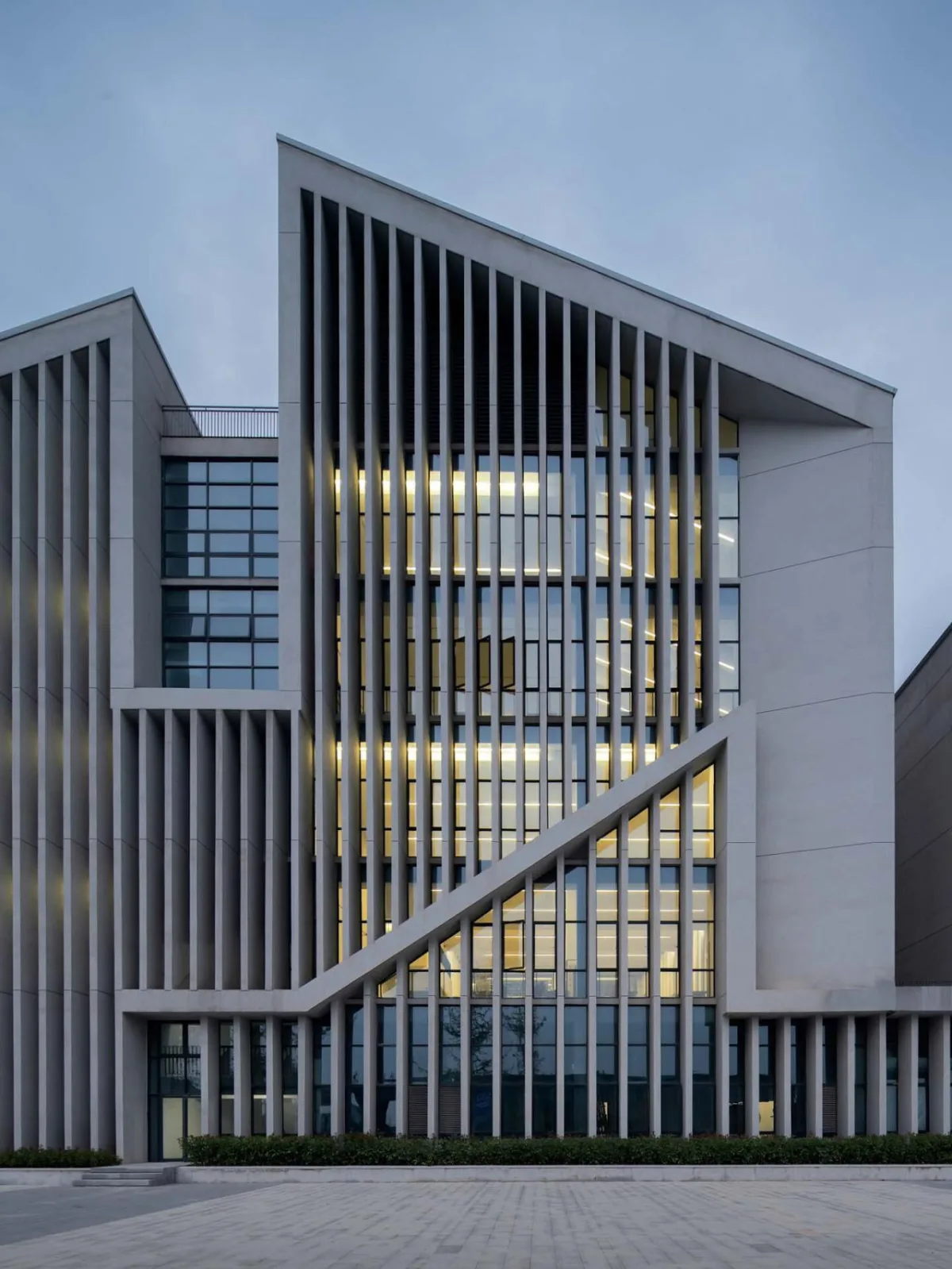 BIM建筑|江西建设职业技术学院图文信息综合楼 / 华南理工大学建筑设计研究院有限公司 陶郅工作室