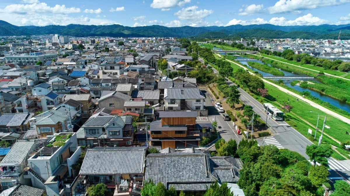 BIM建筑|屋顶相叠的下鸭之家 / 畑友洋建筑设计事务所