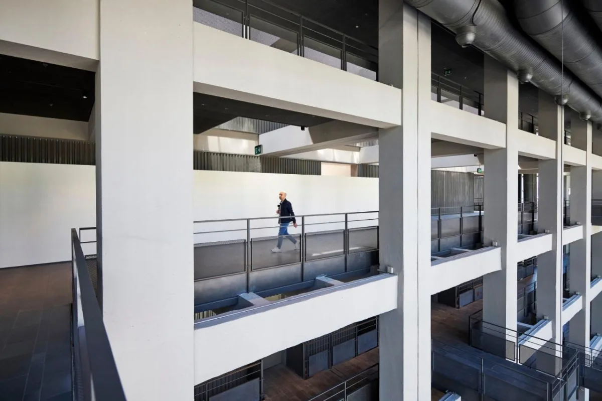 BIM建筑|冲出混凝土框架的盒子，伊斯坦布尔绘画与雕塑美术馆 / EAA - Emre Arolat Architecture