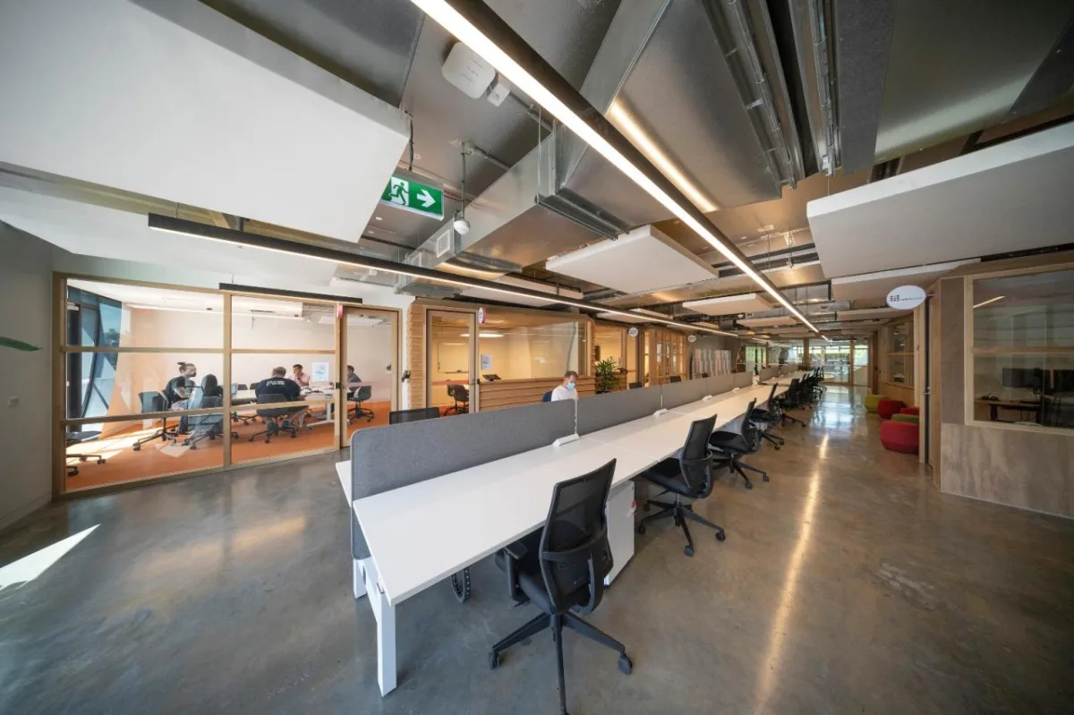 BIM建筑|‘半成品’建筑：圣基尔达，维多利亚傲娇中心 / BAU+Grant Amon