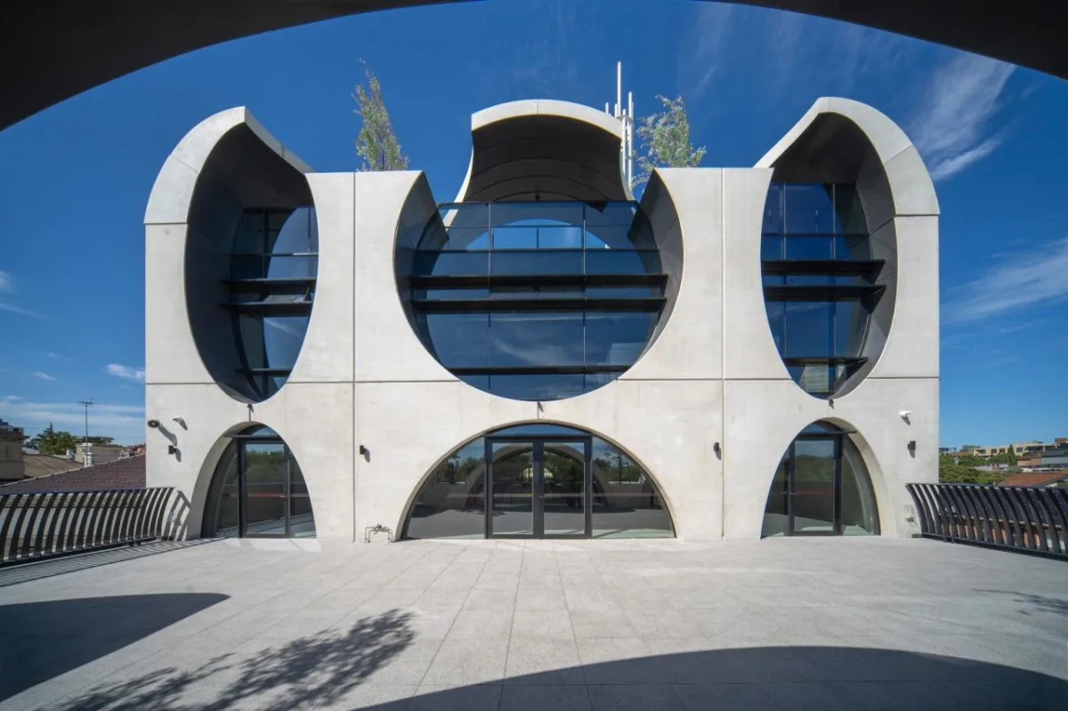 BIM建筑|‘半成品’建筑：圣基尔达，维多利亚傲娇中心 / BAU+Grant Amon