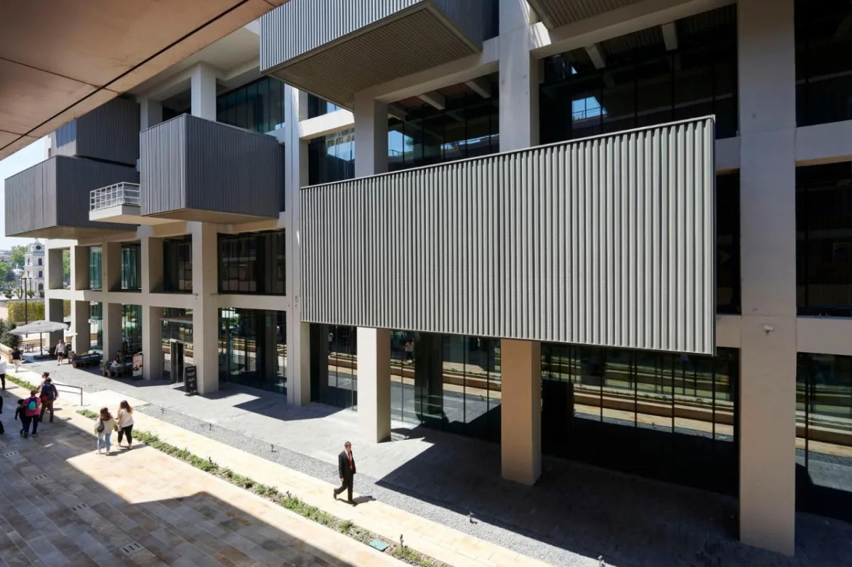 BIM建筑|冲出混凝土框架的盒子，伊斯坦布尔绘画与雕塑美术馆 / EAA - Emre Arolat Architecture