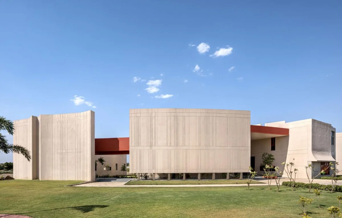 BIM建筑|立起围墙的校园 / Kamat & Rozario Architecture