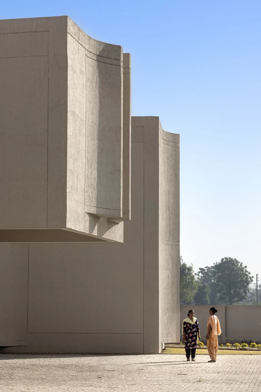 BIM建筑|立起围墙的校园 / Kamat & Rozario Architecture