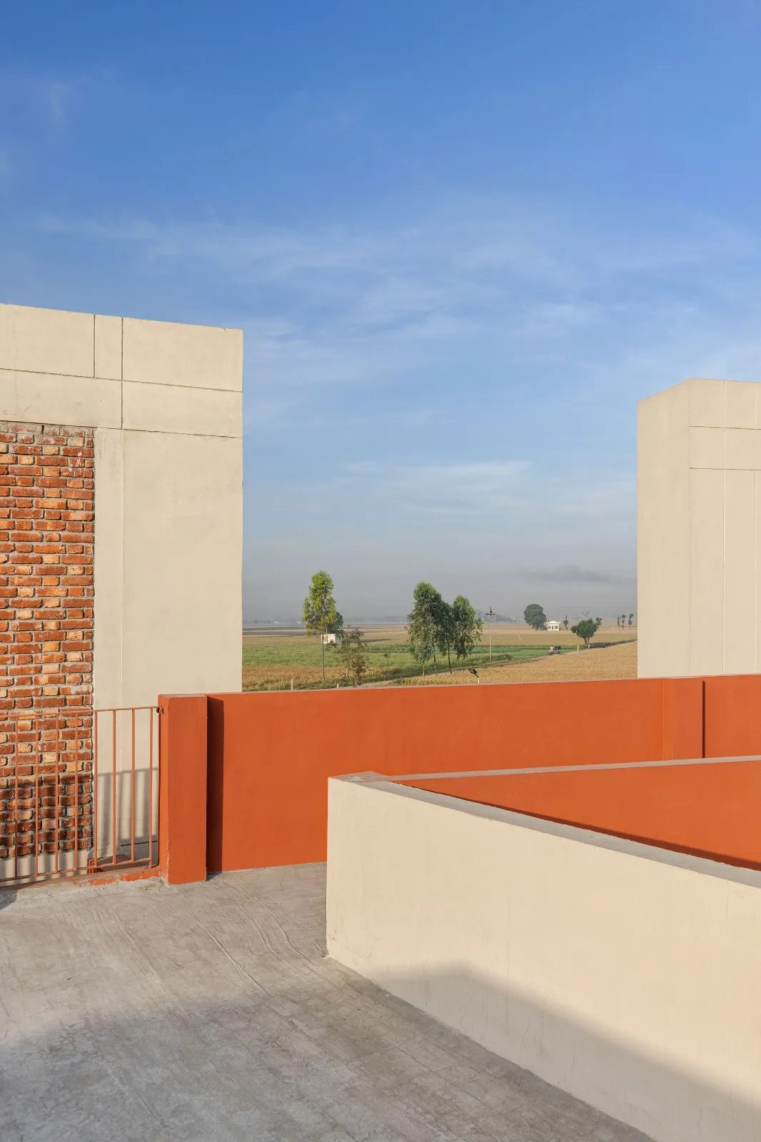 BIM建筑|立起围墙的校园 / Kamat & Rozario Architecture
