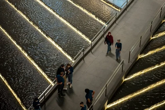 BIM建筑|福斯特设计阶梯瀑布环绕的苹果商店