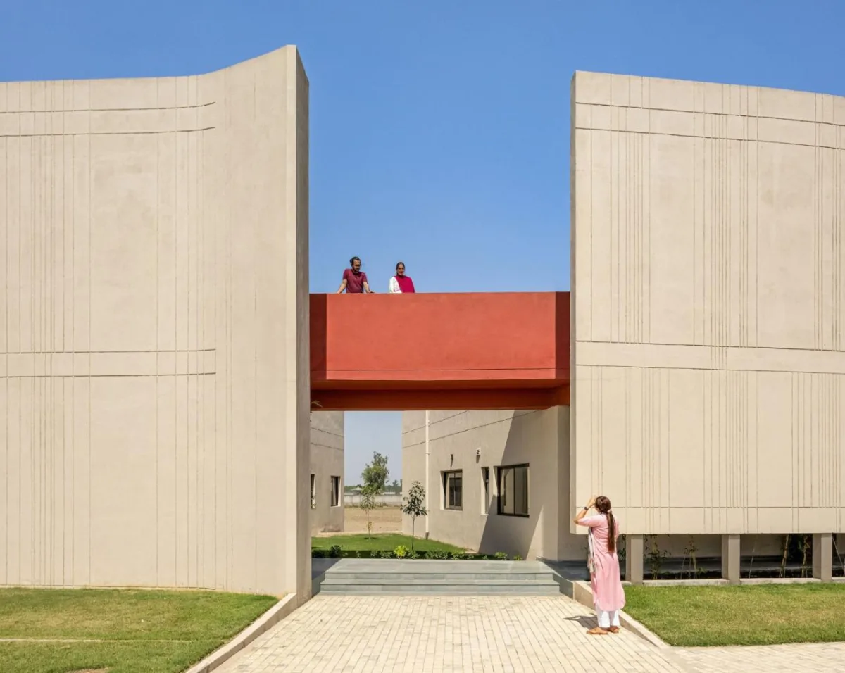 BIM建筑|立起围墙的校园 / Kamat & Rozario Architecture
