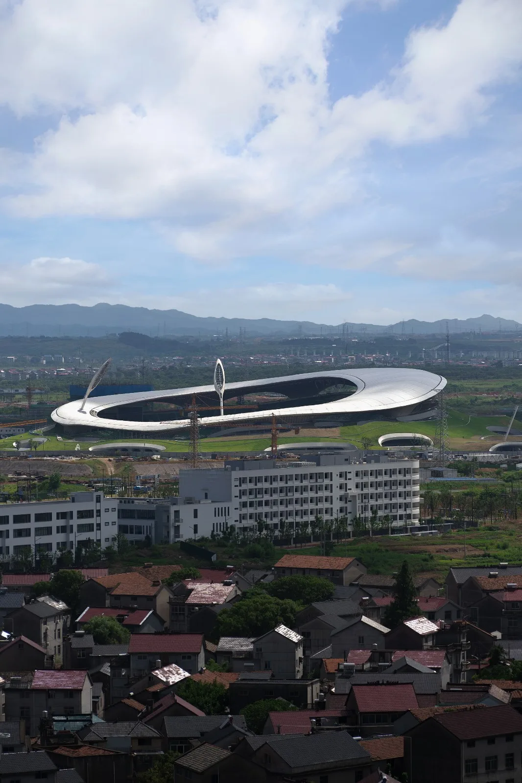 BIM建筑|全球最大覆土建筑群设计：“消失的体育场”/ MAD马岩松