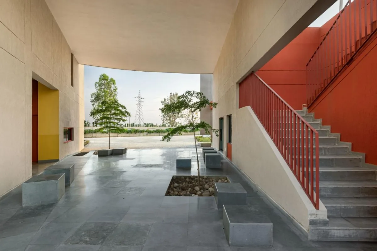 BIM建筑|立起围墙的校园 / Kamat & Rozario Architecture