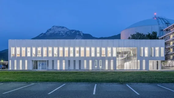 BIM建筑|建筑师用穿孔金属翅片覆盖中子研究中心