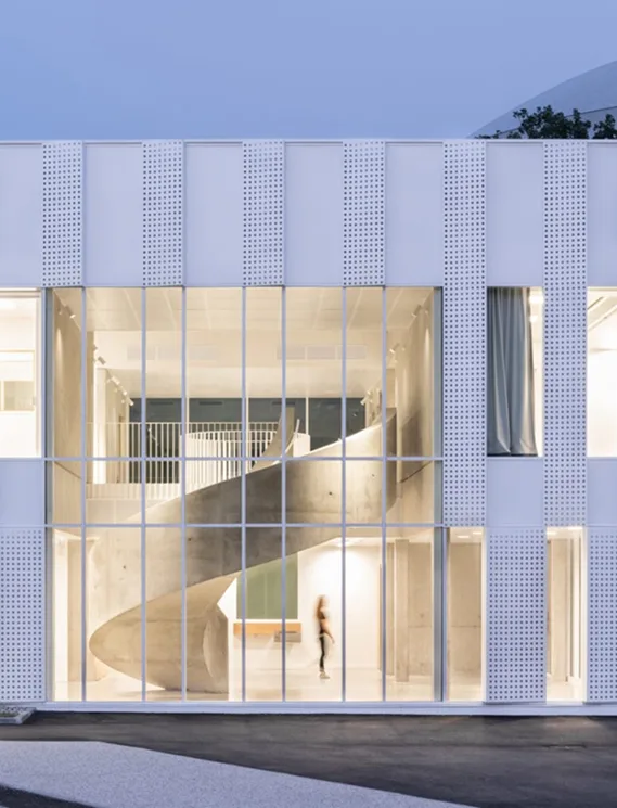 BIM建筑|建筑师用穿孔金属翅片覆盖中子研究中心