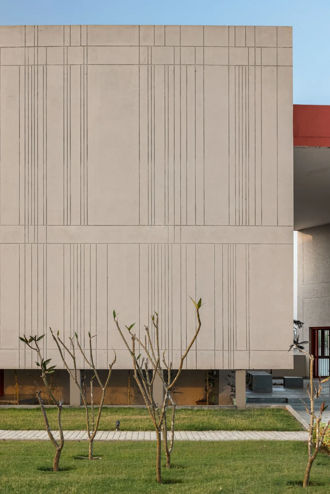 BIM建筑|立起围墙的校园 / Kamat & Rozario Architecture