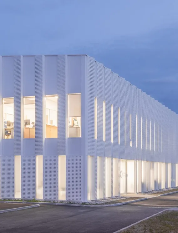 BIM建筑|建筑师用穿孔金属翅片覆盖中子研究中心