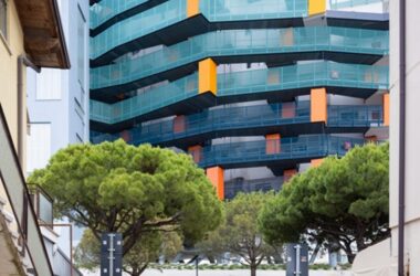 BIM建筑|意大利建筑师设计弧形度假公寓楼-BIM建筑网