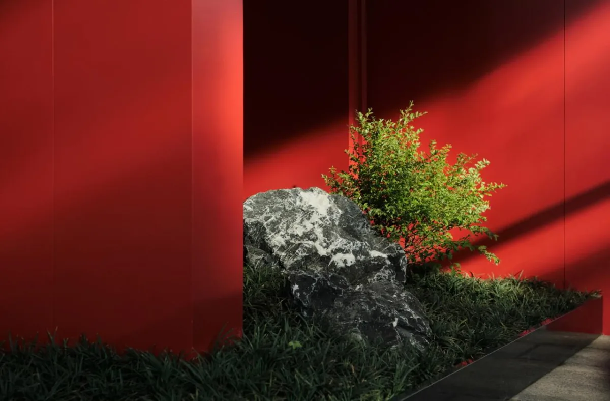 BIM建筑|街角的红色酒场：鸟焱·烧物 / TRIOSTUDIO三厘社