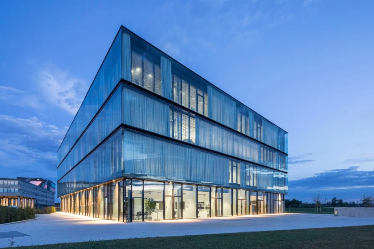 BIM建筑|随太阳路径开合窗帘，baramundi 总部 / 海茵建筑