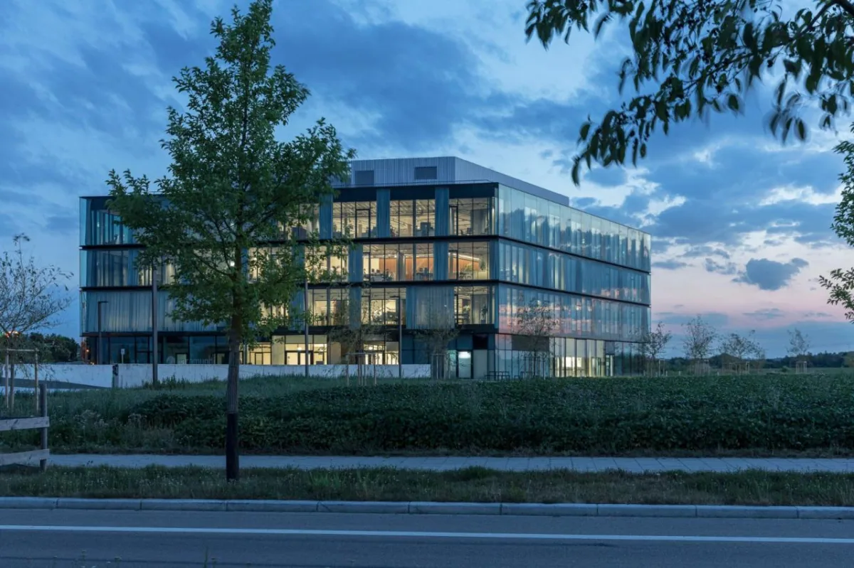 BIM建筑|随太阳路径开合窗帘，baramundi 总部 / 海茵建筑