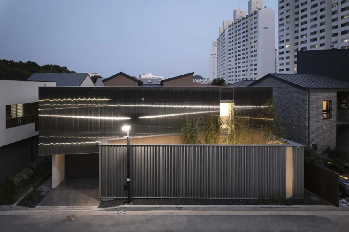 BIM建筑|扭曲营造空间，金属立面住宅 / Archirie