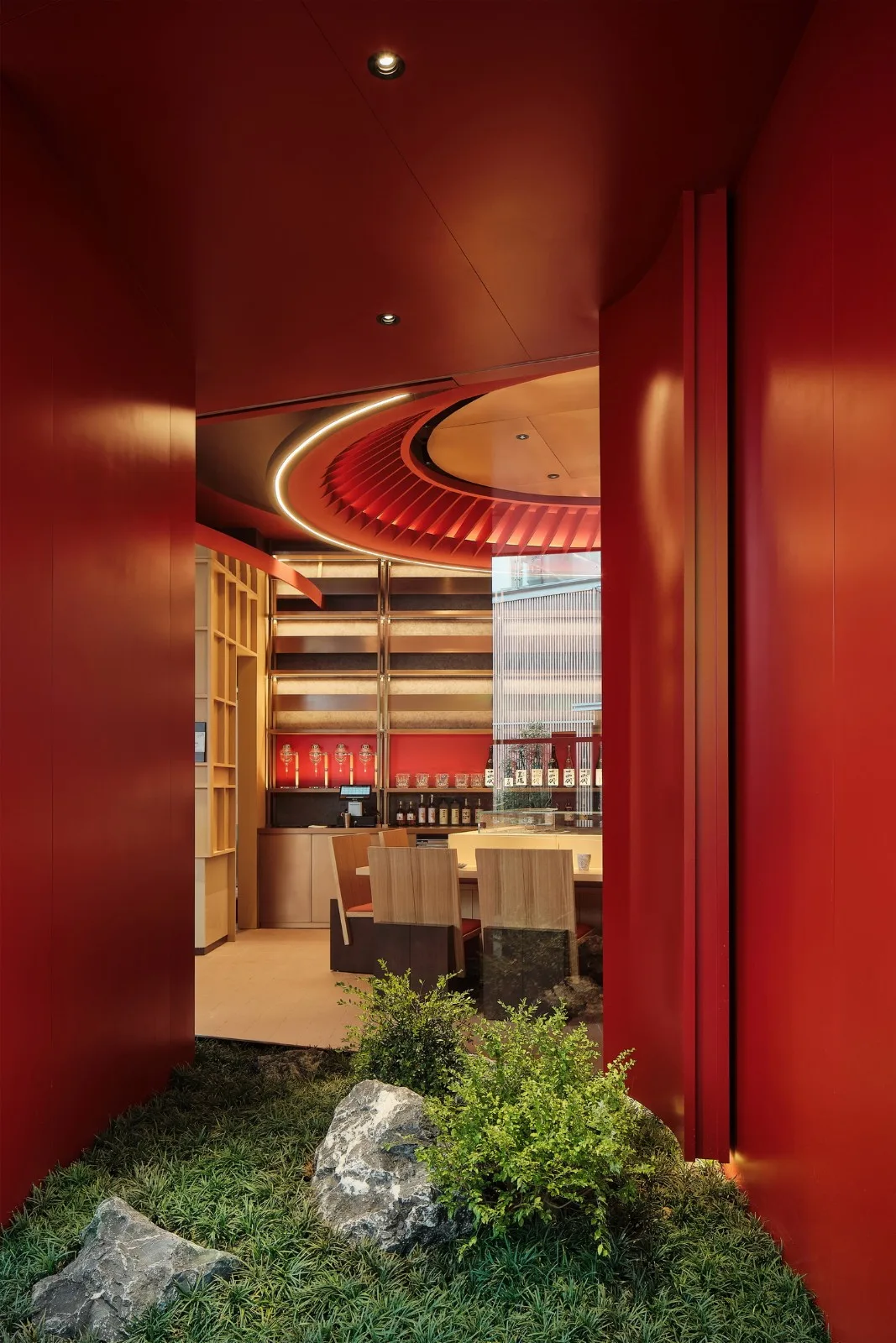 BIM建筑|街角的红色酒场：鸟焱·烧物 / TRIOSTUDIO三厘社