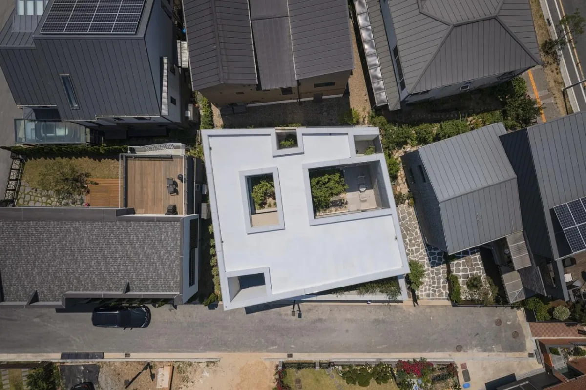 BIM建筑|扭曲营造空间，金属立面住宅 / Archirie