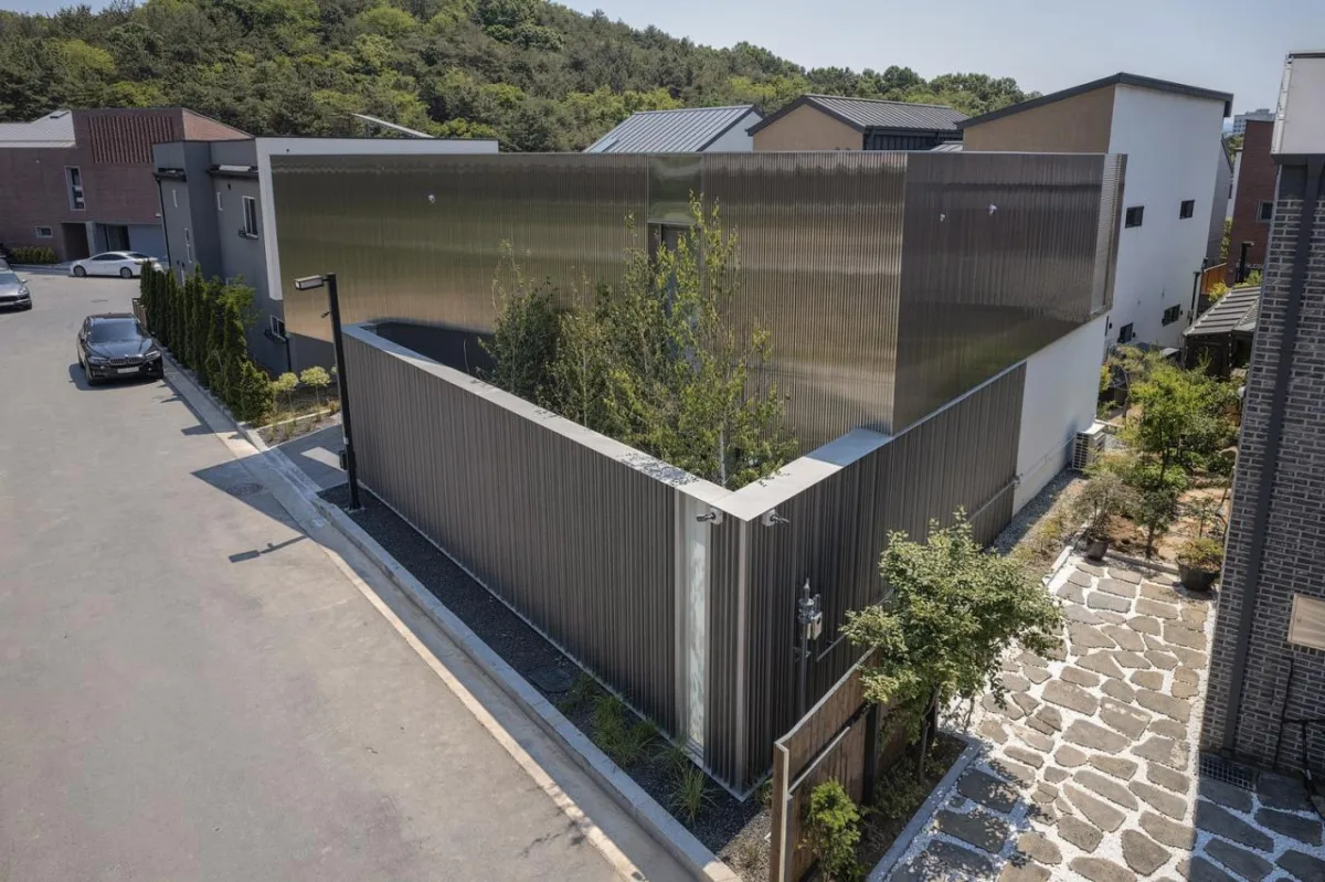 BIM建筑|扭曲营造空间，金属立面住宅 / Archirie