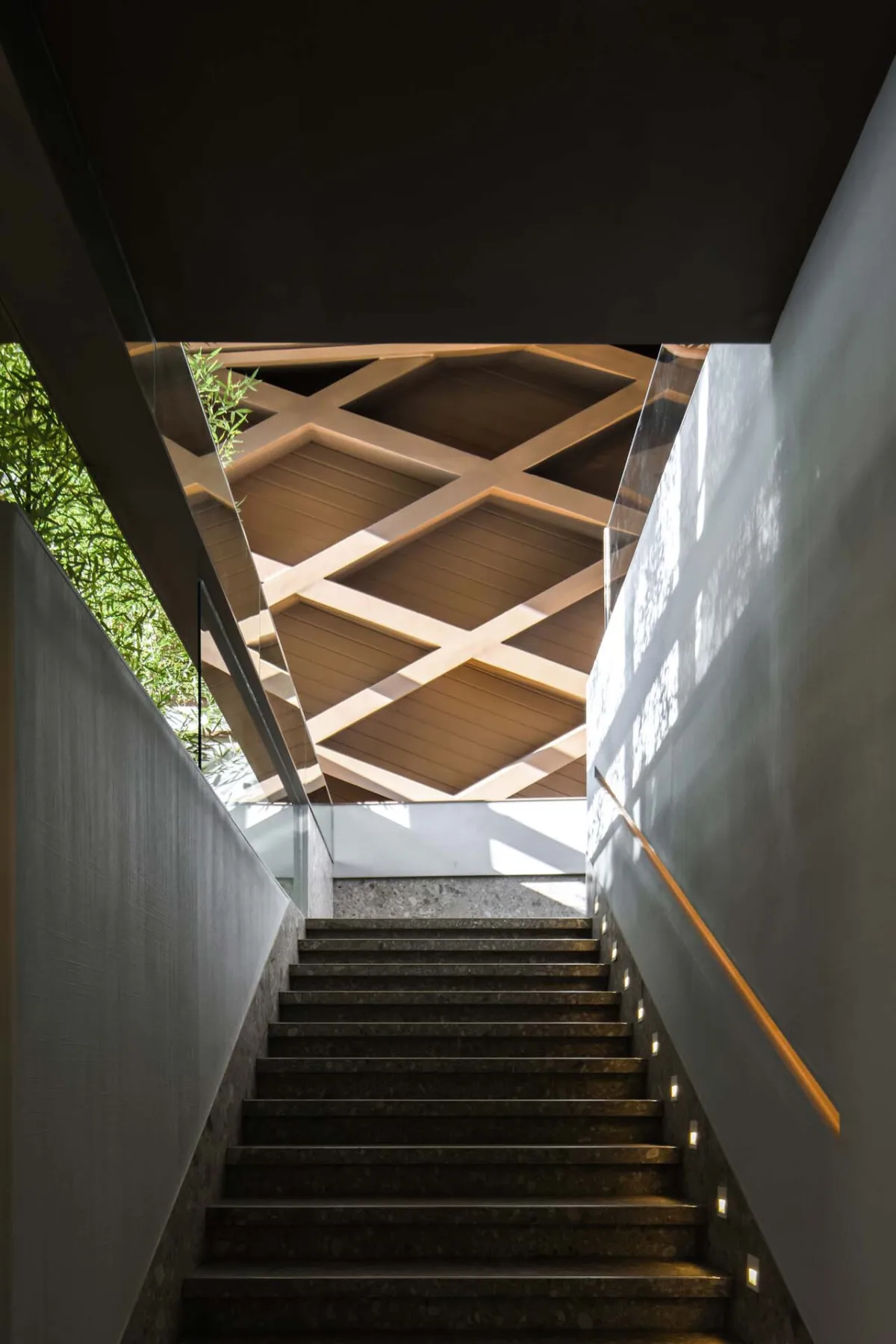 BIM建筑|交子大道木屋顶餐厅 / 致野建筑