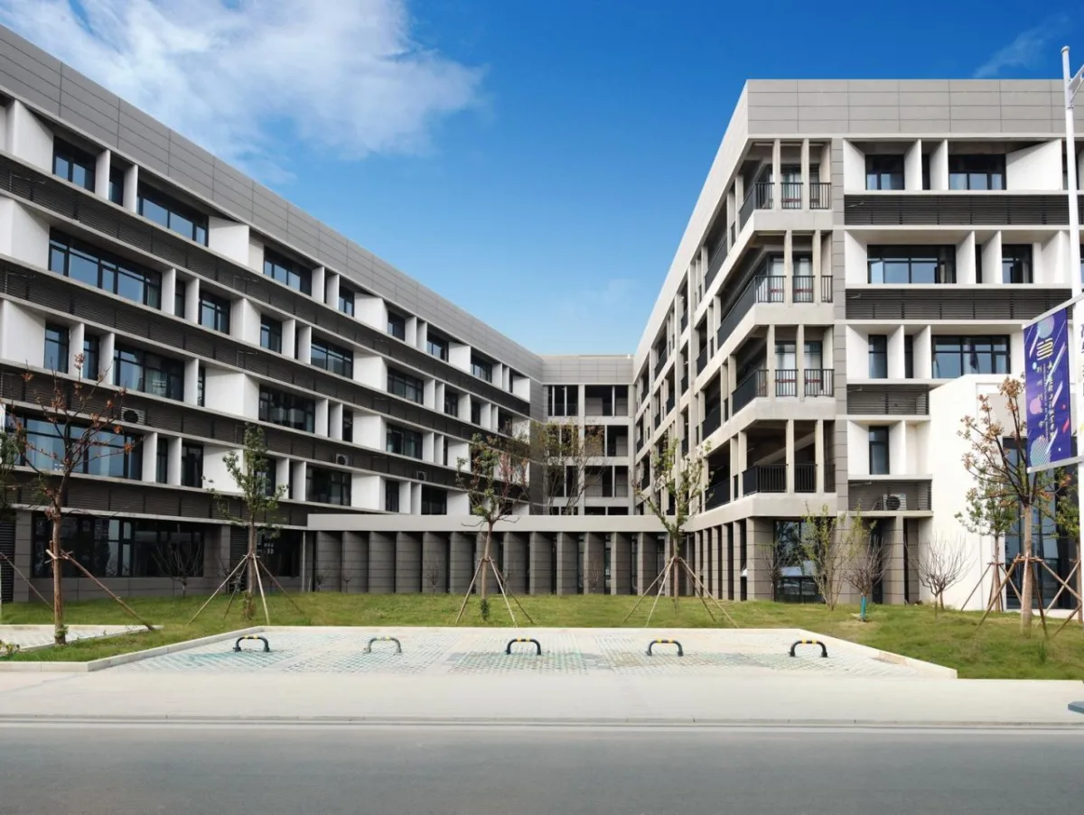 BIM建筑|行山乐水书自华：长江艺术工程职业学院3#教学实训楼 / 湖北建艺风工程设计有限公司