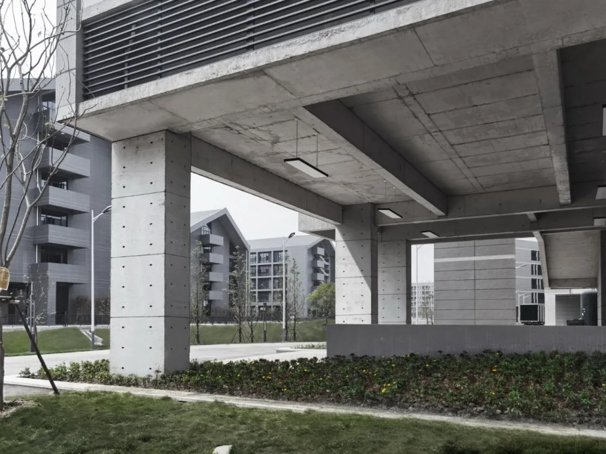 BIM建筑|行山乐水书自华：长江艺术工程职业学院3#教学实训楼 / 湖北建艺风工程设计有限公司