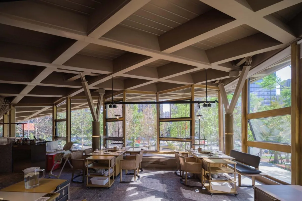 BIM建筑|交子大道木屋顶餐厅 / 致野建筑