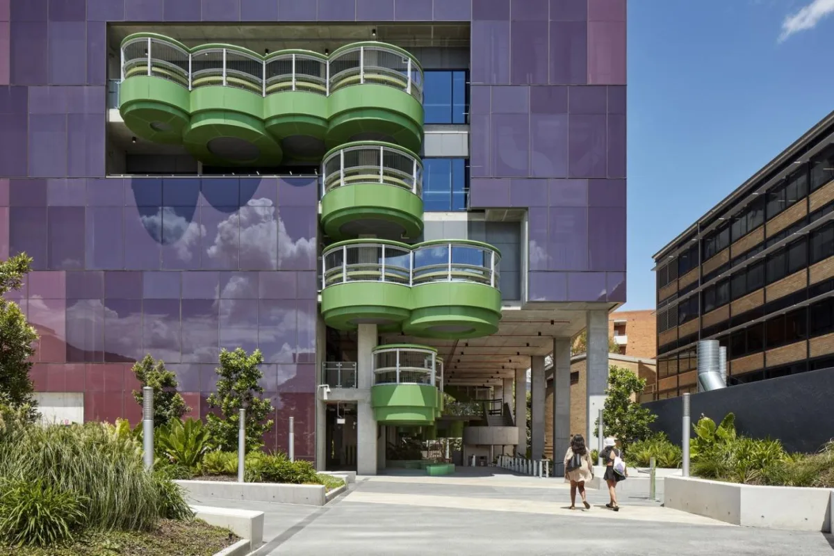 BIM建筑|昆士兰大学化工学院 Andrew N. Liveris，‘圈’出公共空间 / Lyons + m3architecture