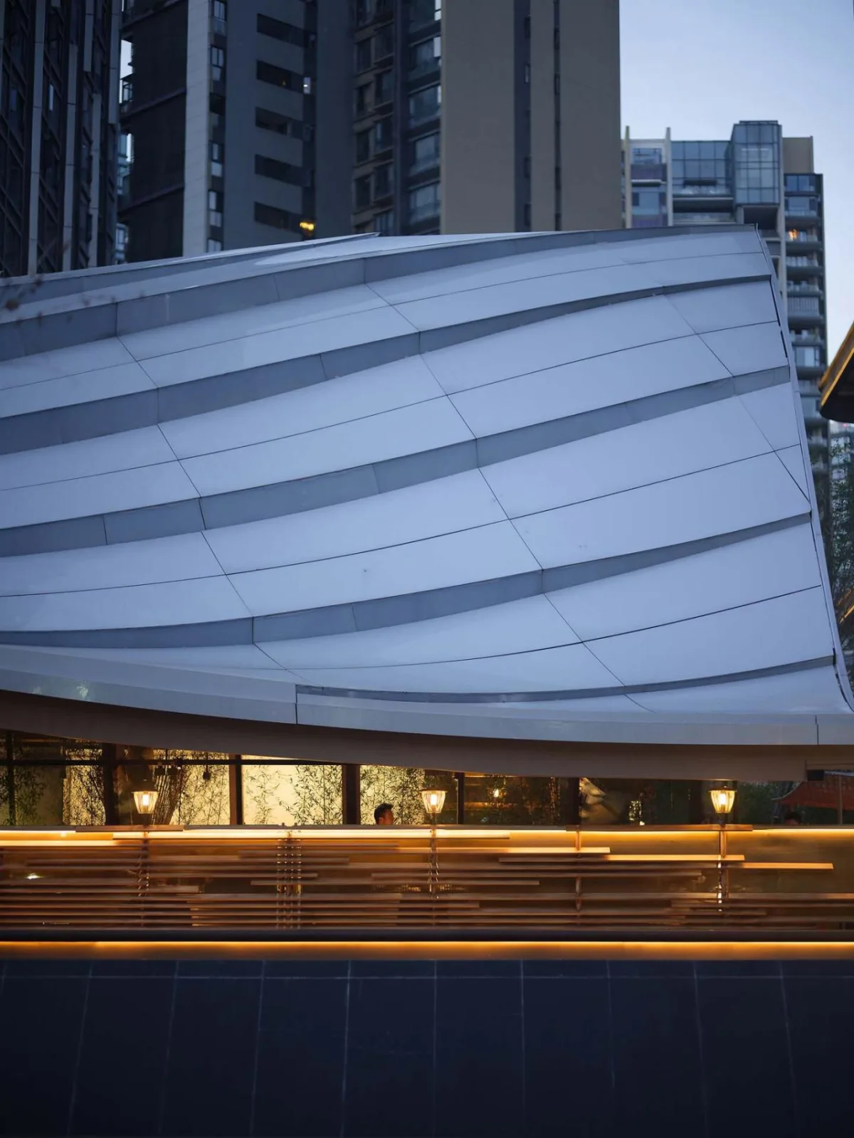 BIM建筑|交子大道木屋顶餐厅 / 致野建筑