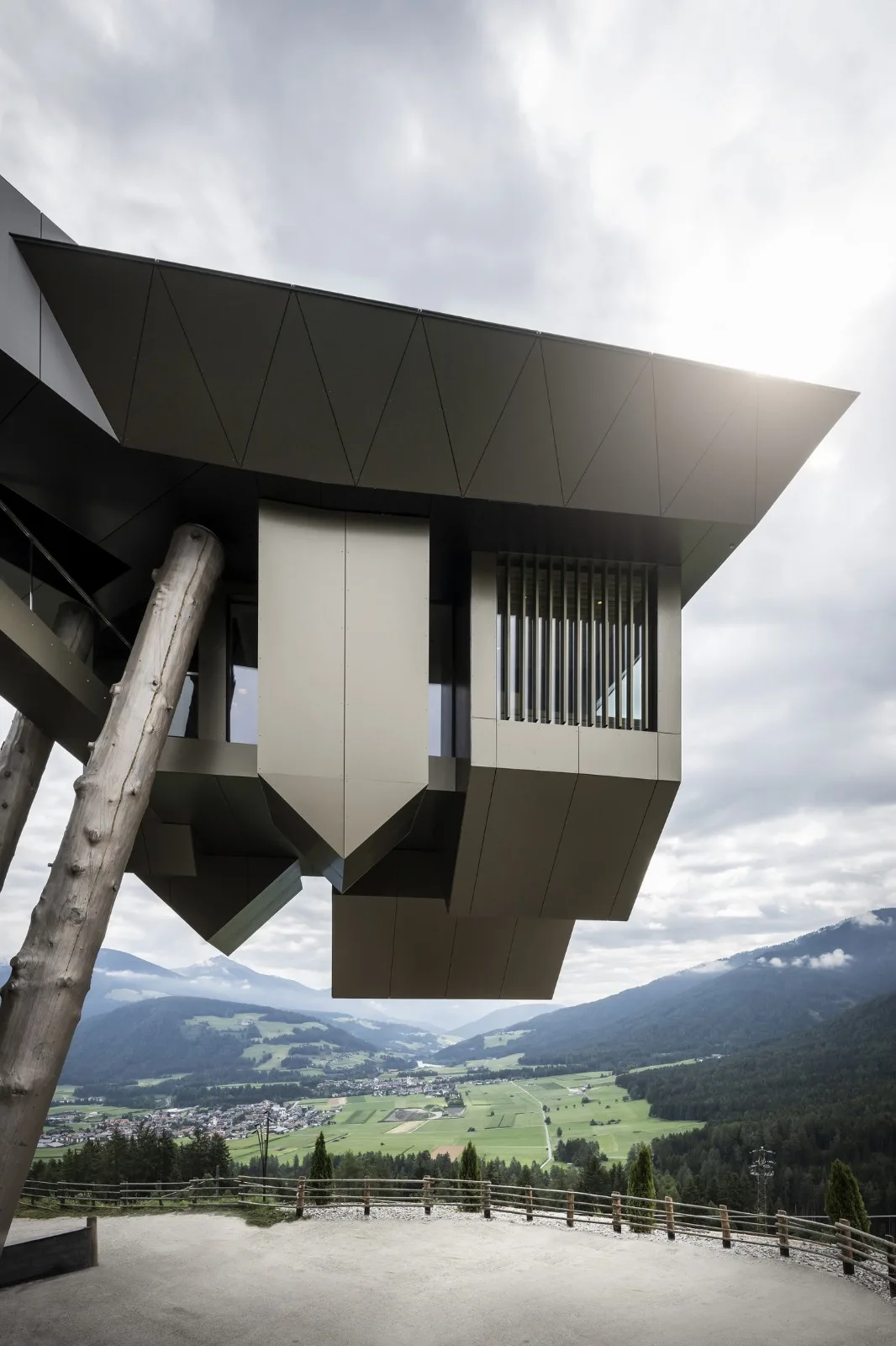 BIM建筑|“倒挂”建筑，Hubertus 酒店扩建 / noa*