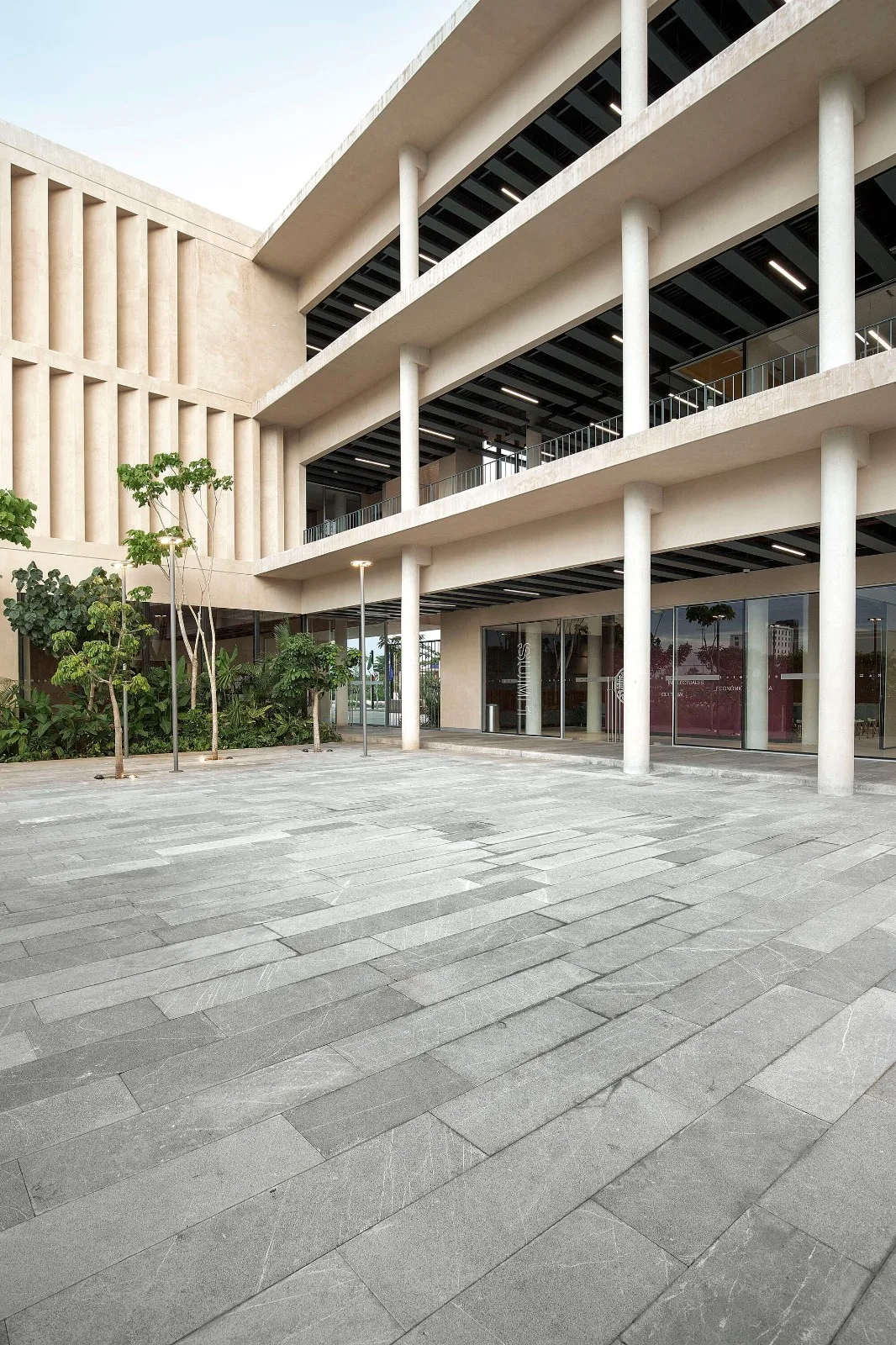 BIM建筑|梅里达银行与商业学校 / IUA Ignacio Urquiza Arquitectos