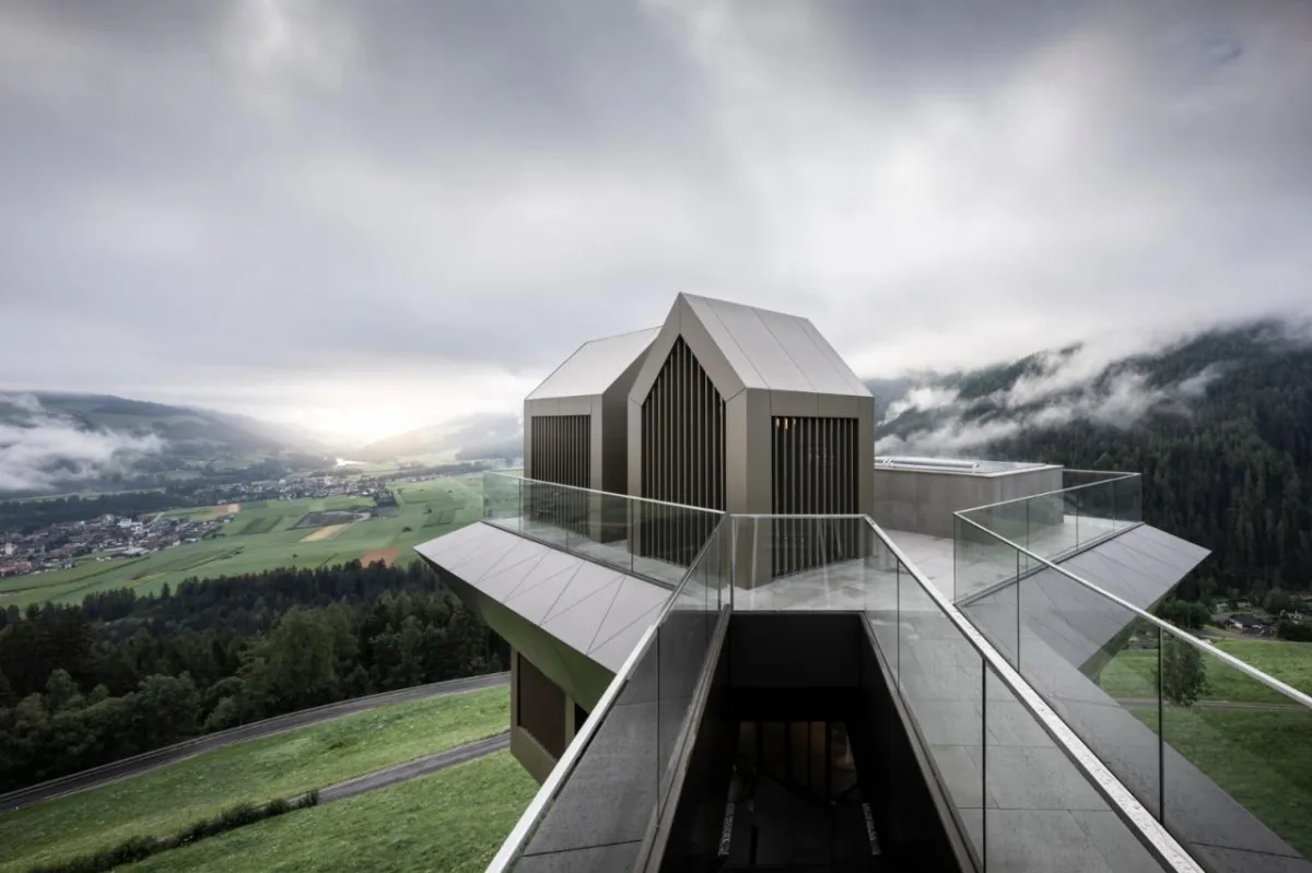 BIM建筑|“倒挂”建筑，Hubertus 酒店扩建 / noa*