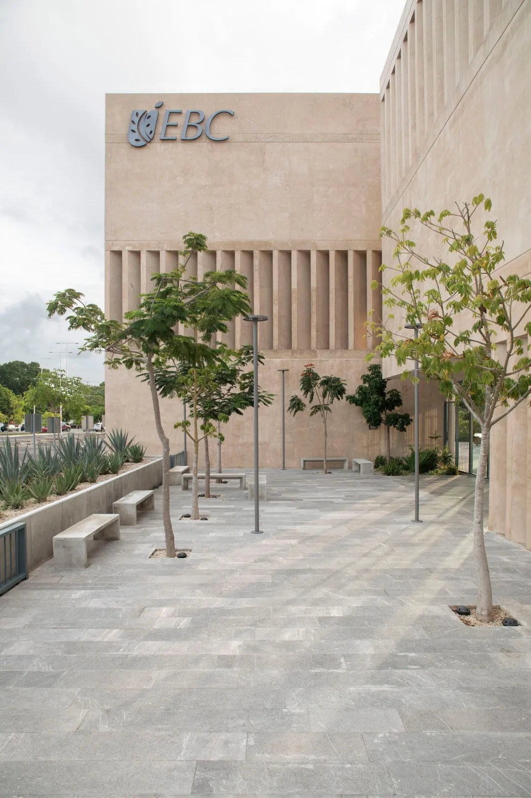 BIM建筑|梅里达银行与商业学校 / IUA Ignacio Urquiza Arquitectos