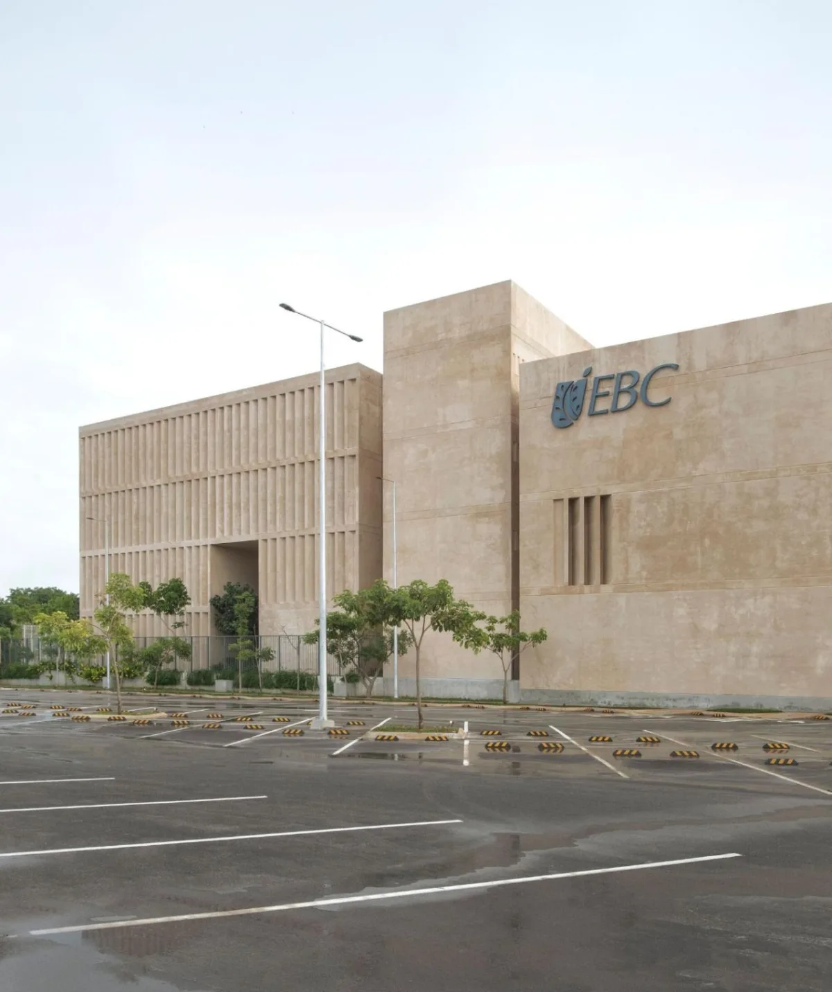 BIM建筑|梅里达银行与商业学校 / IUA Ignacio Urquiza Arquitectos