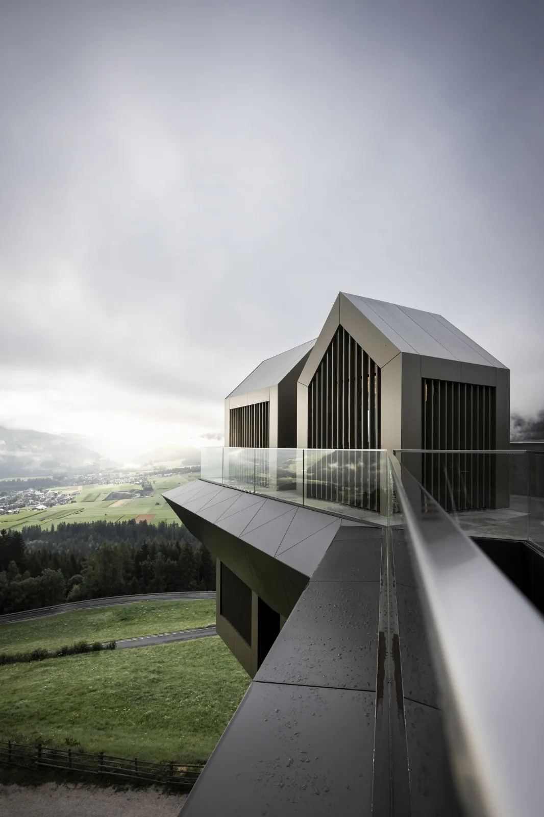 BIM建筑|“倒挂”建筑，Hubertus 酒店扩建 / noa*