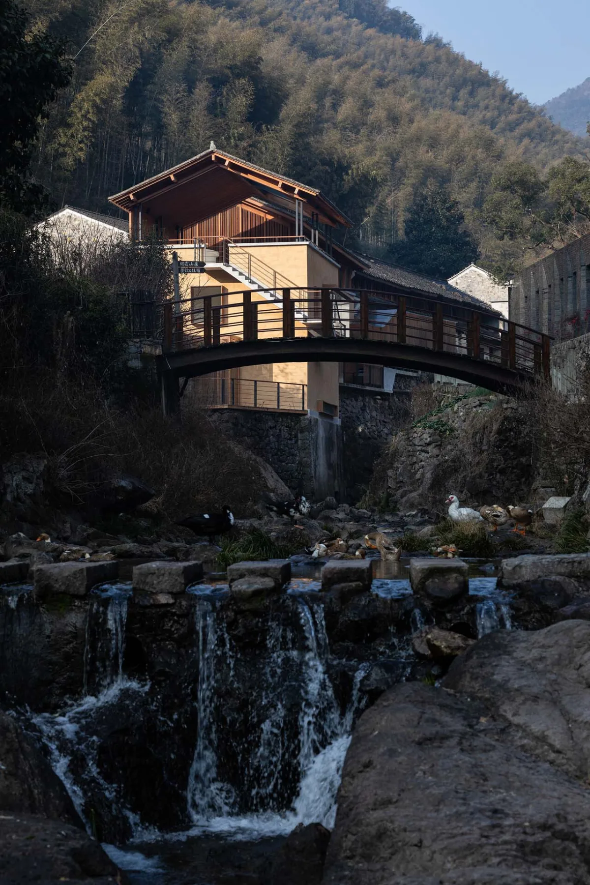 BIM建筑|奉化栖霞坑发电站改造的溪边餐厅 / 尌林建筑设计事务所