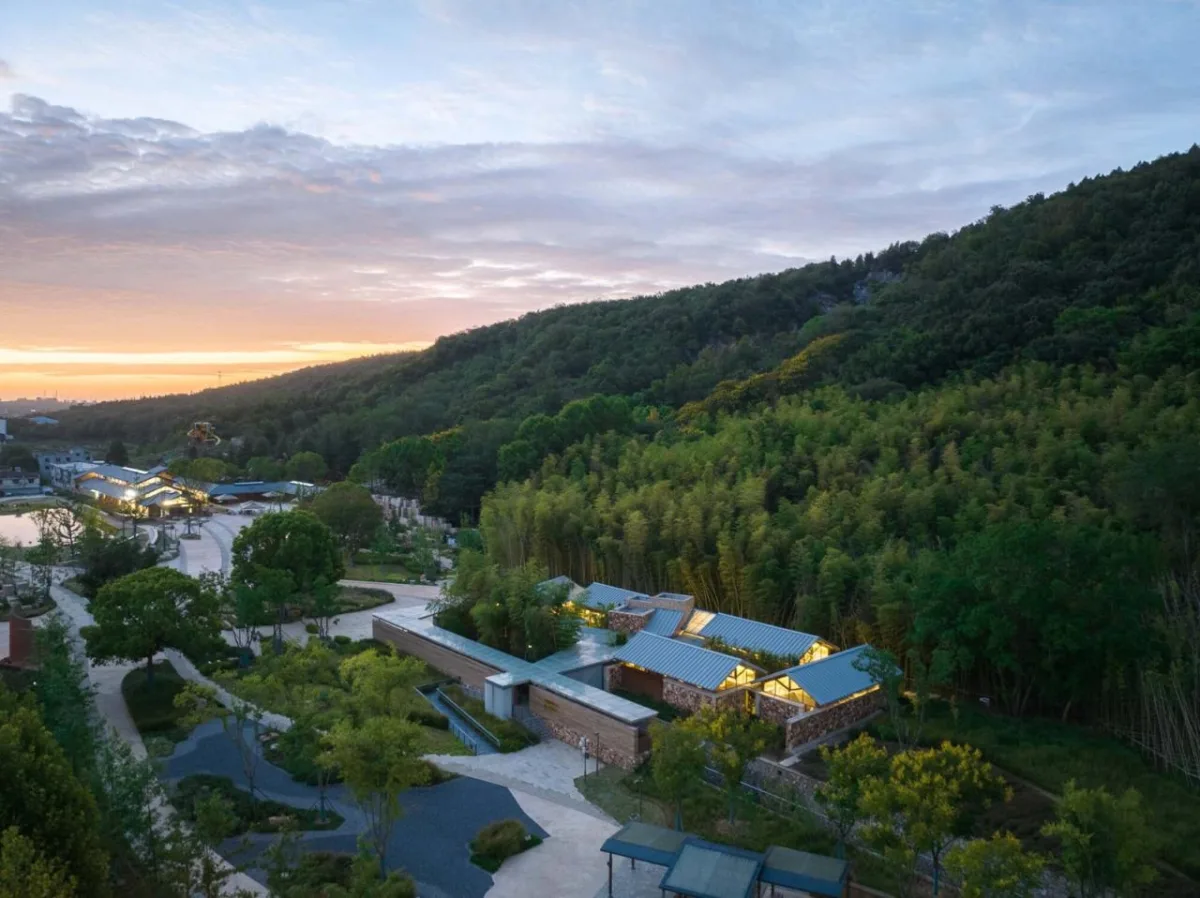 BIM建筑|南京汤山猿人洞游客驿站 / 东南大学建筑设计研究院建筑技术与艺术(ATA)工作室